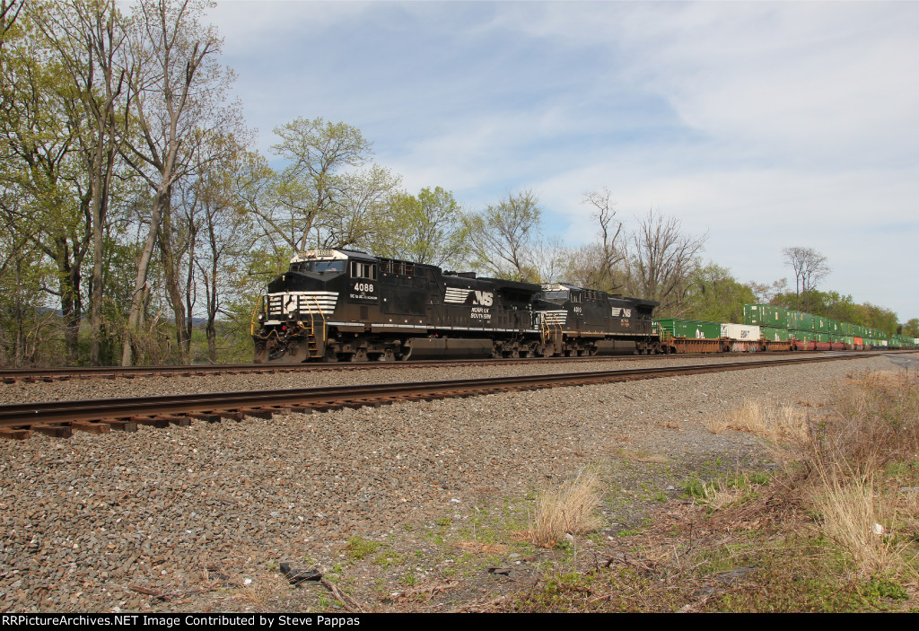 NS 4088 takes train 257 west through Cove PA